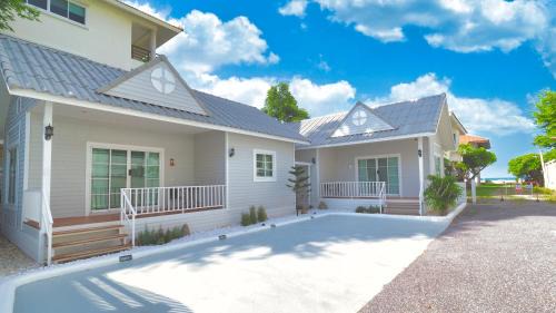 Khao Takiab House | Tranquil Baan Casita: Private Beachside Cottage Retreat