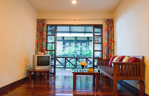 Thong Chai Hotel | Beachfront Bliss at Baan Klang Aow Resort: 8.6/10 Rating
