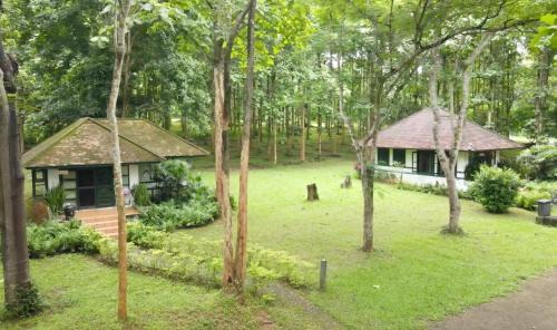 Phrao House | Pet-Friendly Baan Korbsuk Teak Cabin - Ideal for Families