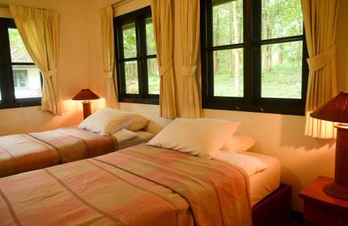 Phrao House | Pet-Friendly Baan Korbsuk Teak Cabin - Ideal for Families