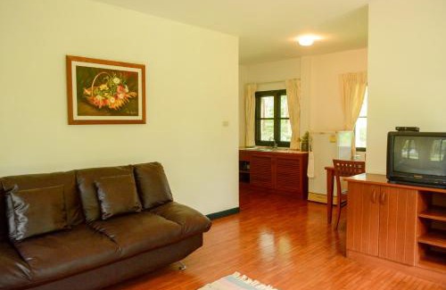 Phrao House | Pet-Friendly Baan Korbsuk Teak Cabin - Ideal for Families