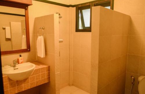 Phrao House | Pet-Friendly Baan Korbsuk Teak Cabin - Ideal for Families