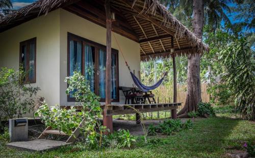Thong Sala Resort | Relax at Baan Manali Resort: Oceanfront Bliss Awaits