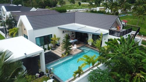 Hin Lek Fai Villa | Discover Baan Monte1: Pet-Friendly Oasis with Ocean Views