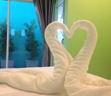 Bang Kao Hotel | Relax at BaanPhingPhuPraew Resort Cha-am with a Pool