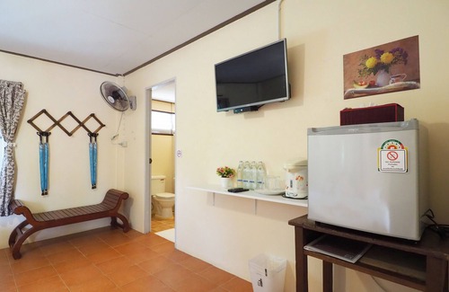Khlong Khut Hotel | Budget-Friendly Baan Pun Sook with Breakfast & Family Amenities