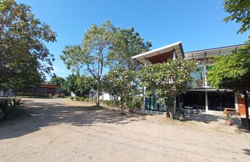 Uthai Thani Bed & Breakfast | Discover Baan Rabiangdao UthaiThani: Family-Friendly Retreat