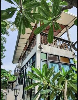 Uthai Thani Bed & Breakfast | Discover Baan Rabiangdao UthaiThani: Family-Friendly Retreat