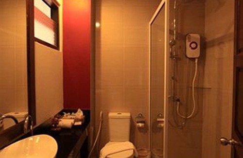 Wua Lai House | Discover Baan Ratchiangsaen: Family-Friendly with Pool