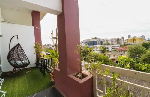 Thung Maha Mek Apartment | Cozy Baan Sabai Rama IV Apartment with Breakfast Included