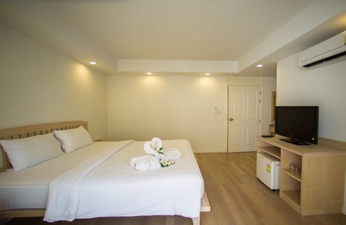 Cha-am Hotel | Baan Sea Talay: Family-Friendly Retreat with Great Amenities