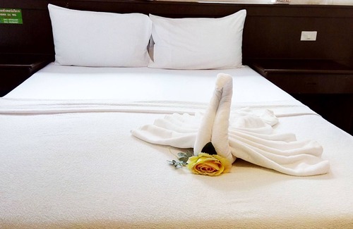 Ron Phibun Hotel | Budget-Friendly Baan Suan Chong Khao Resort with Kitchen