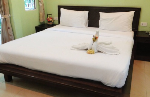 Ron Phibun Hotel | Budget-Friendly Baan Suan Chong Khao Resort with Kitchen