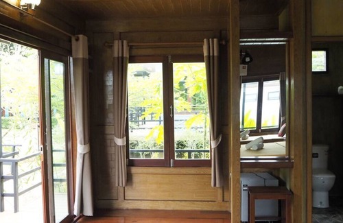 Ban Ta Khun Hotel | Cozy Baan Suan Hill Resort: Family-Friendly with Kitchen