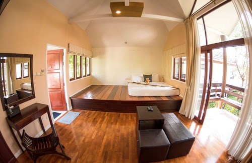 Samut Songkhram Hotel | Top-Rated Baan Suan Nuanta: Pool, Restaurant & Breakfast