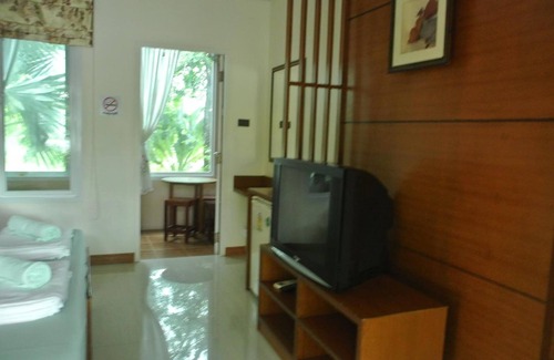 Suphan Buri Hotel | Relax at Baan Suan Resort Juree Punsuk with Family-Friendly Amenities