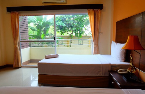 Kamphaeng Phet Hotel | Relax at Baan Suanphet Resort with Family-Friendly Amenities