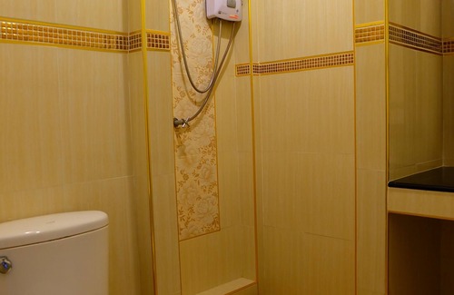 Kamphaeng Phet Hotel | Relax at Baan Suanphet Resort with Family-Friendly Amenities