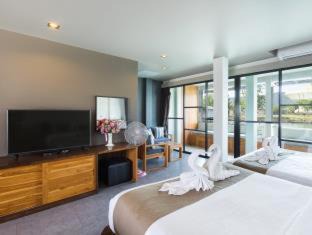 Bang Sare House | Cozy Baan Tah On The Sea with Breakfast & Family Options