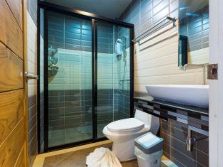 Bang Sare House | Cozy Baan Tah On The Sea with Breakfast & Family Options