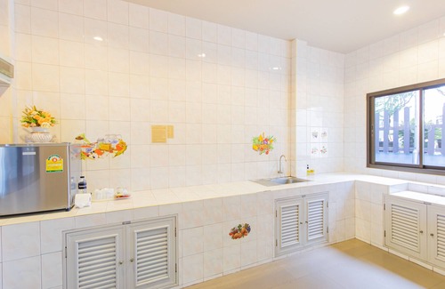 Bang Sare Hotel | Cozy Baan Tah On The Sea: Family-Friendly with Breakfast