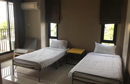 Din Daeng Hotel | Budget-Friendly Baan Tanwa with Pool Near MRT Ratchadapisek