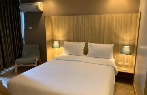 Din Daeng Hotel | Budget-Friendly Baan Tanwa with Pool Near MRT Ratchadapisek