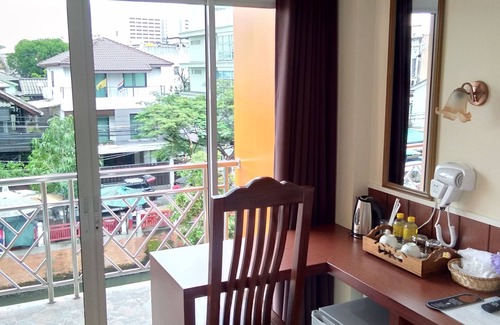 Khao San Hotel | Highly Rated Baan Wanchart Bangkok Residences with Kitchen