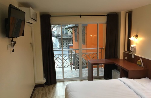 Khao San Hotel | Highly Rated Baan Wanchart Bangkok Residences with Kitchen