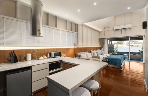 Siriraj Hotel | Experience Baan Wanglang Riverside with Top Amenities
