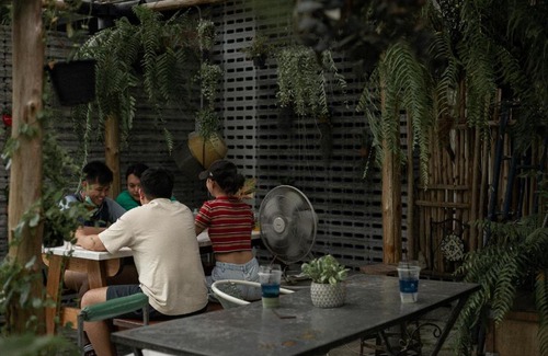 Talat Hotel | Budget-Friendly Baannokhook Home & Cafe with Family Amenities