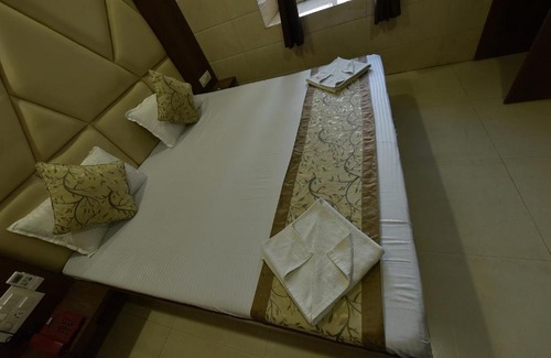 Ajmer House | Cozy Baba Guest House with Complimentary Breakfast Included