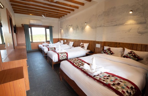 Bardia Hotel | Relax at Babai Resort: Family-Friendly with Pool & Spa