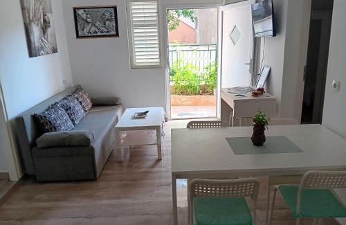 Gornji Karin Apartment | Oceanfront Babaloo Beach Apartments: Guest Rated 9.2/10