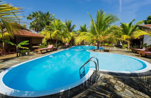 Pottuvil Hotel | Unforgettable Babar Point: Oceanfront with Pool & Breakfast