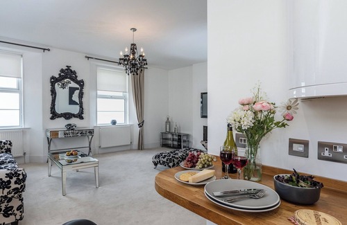 Babbacombe Apartment | Romantic Escape: Cozy Oceanfront Apartment with Breakfast