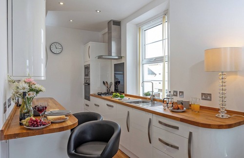 Babbacombe Apartment | Romantic Escape: Cozy Oceanfront Apartment with Breakfast