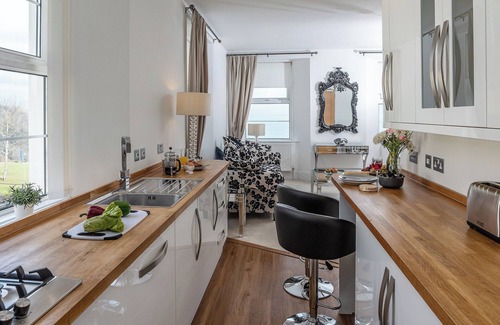 Babbacombe Apartment | Romantic Escape: Cozy Oceanfront Apartment with Breakfast