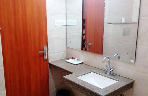 Lucknow Hotel | Relax at Babian Imperial Resort with Pool and Dining Options