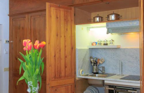 Rione IV Campo Marzio Apartment | Discover Babuino 79: Pet-Friendly Retreat with Breakfast