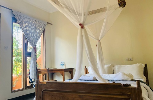 Marangu Hotel | Top-Rated Babylon Lodge: Family-Friendly with Great Dining