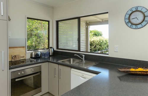 Waimarama Cottage | Oceanfront Bliss at Bach 112 - Waimarama Holiday Home