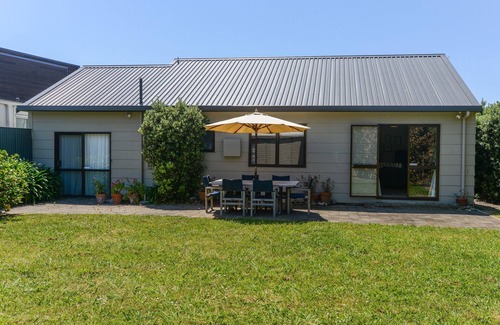 Waimarama Cottage | Oceanfront Bliss at Bach 112 - Waimarama Holiday Home