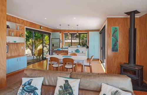 Marahau House | Top-Rated Bach 7 by the Sea - Modern Marahau Getaway
