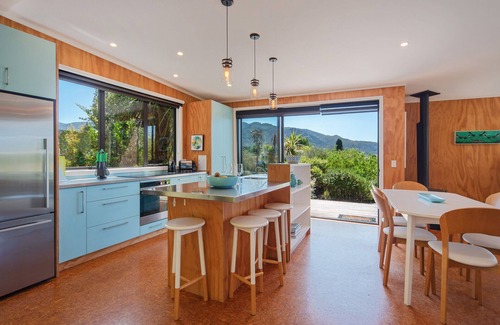 Marahau House | Top-Rated Bach 7 by the Sea - Modern Marahau Getaway