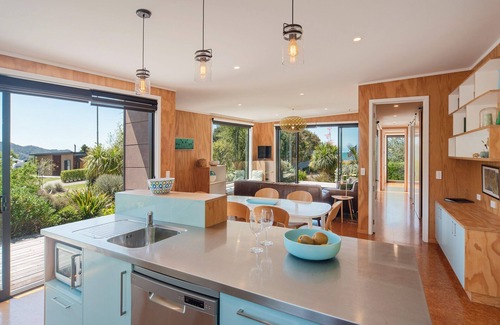 Marahau House | Top-Rated Bach 7 by the Sea - Modern Marahau Getaway