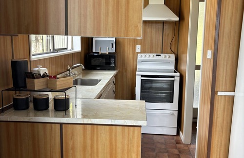 Motuoapa House | Welcoming Bach on Rangimoana: Kid-Friendly Retreat with Kitchen