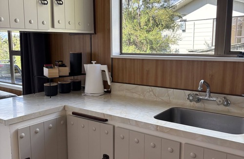 Motuoapa House | Welcoming Bach on Rangimoana: Kid-Friendly Retreat with Kitchen