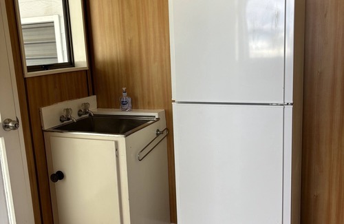 Motuoapa House | Welcoming Bach on Rangimoana: Kid-Friendly Retreat with Kitchen