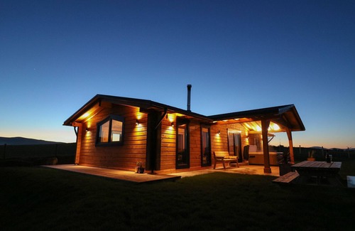 Aberhosan Cottage | Cozy Bacheiddon Log Cabin with Hot Tub & Pet Friendly